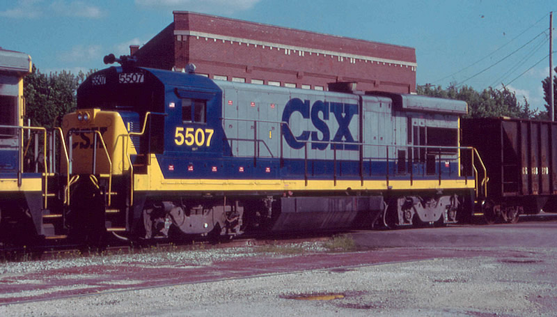 CSX 5507 passes through town